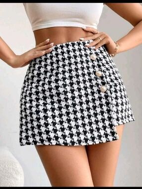 Houndstooth Mini Skirt with Pearl Buttons - Black/White
